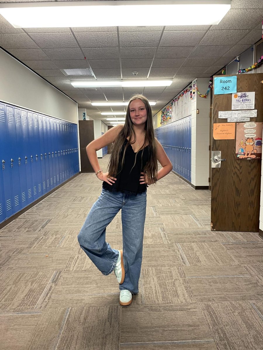 Addalyn Unrein shows off hot spring fashion and a yoga move!